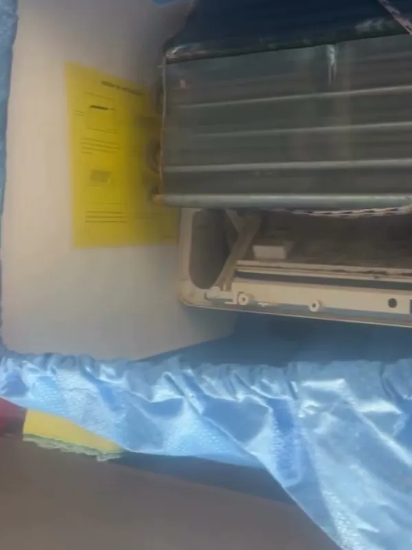 Bolsa coletora instalada no split antes da lavagem