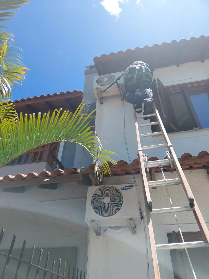 Condensadora instalada na fachada, com escada de acesso