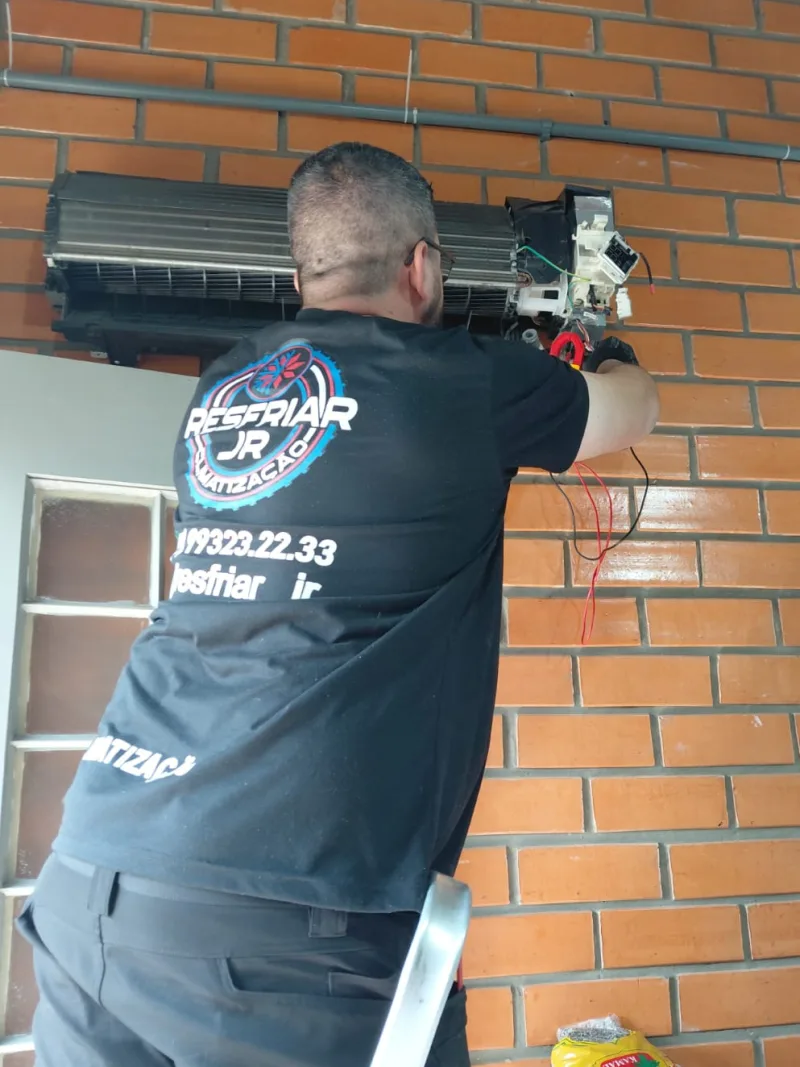Técnico da Resfriar JR com a evaporadora aberta durante manutenção