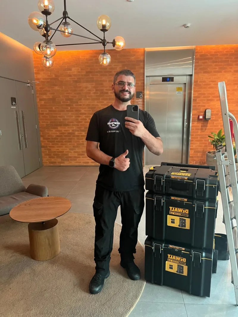 Junior, técnico responsável pela Resfriar JR, com o ferramental antes do atendimento