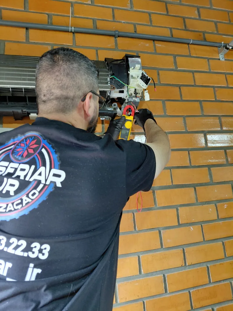 Técnico trabalhando na parte interna do split