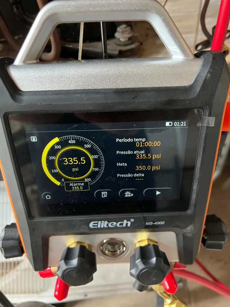 Manifold digital medindo 335,5 psi durante teste de pressão